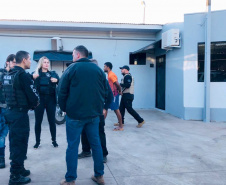 A Polícia Civil do Paraná (PCPR), o Ministério Público e a Polícia Militar iniciaram uma operação contra associação criminosa envolvida com o tráfico de drogas nas cidades de Ubiratã, Juranda e Campina da Lagoa. Policiais estão nas ruas desde as primeiras horas da manhã desta quinta-feira (1) para cumprir 80 mandados judiciais. Foto: Divulgação/PCPR