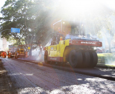Do Bairro Novo ao Santa Cândida, 59 ruas de Curitiba passam por obras de recuperação e revitalização com apoio do Governo do Estado. O governador Carlos Massa Ratinho Junior e o prefeito Rafael Greca assinaram em março deste ano a homologação de obras de fresagem e recape em 47 quilômetros de vias de 36 bairros da Capital. O investimento soma R$ 25,3 milhões.