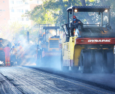 Do Bairro Novo ao Santa Cândida, 59 ruas de Curitiba passam por obras de recuperação e revitalização com apoio do Governo do Estado. O governador Carlos Massa Ratinho Junior e o prefeito Rafael Greca assinaram em março deste ano a homologação de obras de fresagem e recape em 47 quilômetros de vias de 36 bairros da Capital. O investimento soma R$ 25,3 milhões.