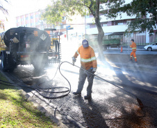 Do Bairro Novo ao Santa Cândida, 59 ruas de Curitiba passam por obras de recuperação e revitalização com apoio do Governo do Estado. O governador Carlos Massa Ratinho Junior e o prefeito Rafael Greca assinaram em março deste ano a homologação de obras de fresagem e recape em 47 quilômetros de vias de 36 bairros da Capital. O investimento soma R$ 25,3 milhões.