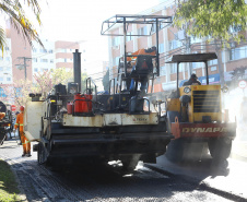 Do Bairro Novo ao Santa Cândida, 59 ruas de Curitiba passam por obras de recuperação e revitalização com apoio do Governo do Estado. O governador Carlos Massa Ratinho Junior e o prefeito Rafael Greca assinaram em março deste ano a homologação de obras de fresagem e recape em 47 quilômetros de vias de 36 bairros da Capital. O investimento soma R$ 25,3 milhões.