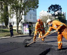 Do Bairro Novo ao Santa Cândida, 59 ruas de Curitiba passam por obras de recuperação e revitalização com apoio do Governo do Estado. O governador Carlos Massa Ratinho Junior e o prefeito Rafael Greca assinaram em março deste ano a homologação de obras de fresagem e recape em 47 quilômetros de vias de 36 bairros da Capital. O investimento soma R$ 25,3 milhões.