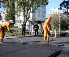 Do Bairro Novo ao Santa Cândida, 59 ruas de Curitiba passam por obras de recuperação e revitalização com apoio do Governo do Estado. O governador Carlos Massa Ratinho Junior e o prefeito Rafael Greca assinaram em março deste ano a homologação de obras de fresagem e recape em 47 quilômetros de vias de 36 bairros da Capital. O investimento soma R$ 25,3 milhões.