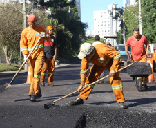 Do Bairro Novo ao Santa Cândida, 59 ruas de Curitiba passam por obras de recuperação e revitalização com apoio do Governo do Estado. O governador Carlos Massa Ratinho Junior e o prefeito Rafael Greca assinaram em março deste ano a homologação de obras de fresagem e recape em 47 quilômetros de vias de 36 bairros da Capital. O investimento soma R$ 25,3 milhões.