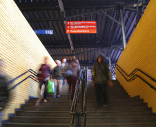 Novas linhas de ônibus, ampliações, reformas, desburocratização e um subsídio que garante preços justos para a população foram as principais iniciativas implementadas pela Coordenação da Região Metropolitana de Curitiba (Comec) nos primeiros sete meses do ano. Os resultados mudam positivamente a vida de cerca de 500 mil pessoas que usam diariamente 900 ônibus, circulando entre 19 municípios e a capital. Terminal do Pinheirinho. 31/07/2019 -