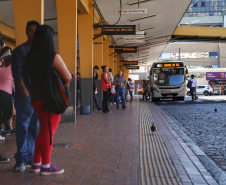 Novas linhas de ônibus, ampliações, reformas, desburocratização e um subsídio que garante preços justos para a população foram as principais iniciativas implementadas pela Coordenação da Região Metropolitana de Curitiba (Comec) nos primeiros sete meses do ano. Os resultados mudam positivamente a vida de cerca de 500 mil pessoas que usam diariamente 900 ônibus, circulando entre 19 municípios e a capital. Terminal do Guadalupe. 01/08/2019 