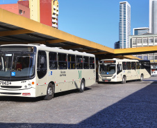 Novas linhas de ônibus, ampliações, reformas, desburocratização e um subsídio que garante preços justos para a população foram as principais iniciativas implementadas pela Coordenação da Região Metropolitana de Curitiba (Comec) nos primeiros sete meses do ano. Os resultados mudam positivamente a vida de cerca de 500 mil pessoas que usam diariamente 900 ônibus, circulando entre 19 municípios e a capital.Terminal do Guadalupe. 01/08/2019 - 
