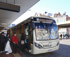 Novas linhas de ônibus, ampliações, reformas, desburocratização e um subsídio que garante preços justos para a população foram as principais iniciativas implementadas pela Coordenação da Região Metropolitana de Curitiba (Comec) nos primeiros sete meses do ano. Os resultados mudam positivamente a vida de cerca de 500 mil pessoas que usam diariamente 900 ônibus, circulando entre 19 municípios e a capital.Terminal do Guadalupe. 01/08/2019 - 