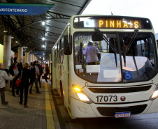 Novas linhas de ônibus, ampliações, reformas, desburocratização e um subsídio que garante preços justos para a população foram as principais iniciativas implementadas pela Coordenação da Região Metropolitana de Curitiba (Comec) nos primeiros sete meses do ano. Os resultados mudam positivamente a vida de cerca de 500 mil pessoas que usam diariamente 900 ônibus, circulando entre 19 municípios e a capital. Terminal de Pinhais. 30/07/2019