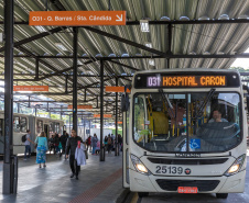 Novas linhas de ônibus, ampliações, reformas, desburocratização e um subsídio que garante preços justos para a população foram as principais iniciativas implementadas pela Coordenação da Região Metropolitana de Curitiba (Comec) nos primeiros sete meses do ano. Os resultados mudam positivamente a vida de cerca de 500 mil pessoas que usam diariamente 900 ônibus, circulando entre 19 municípios e a capital.