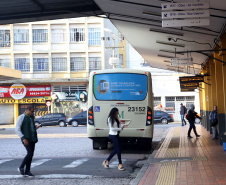 Novas linhas de ônibus, ampliações, reformas, desburocratização e um subsídio que garante preços justos para a população foram as principais iniciativas implementadas pela Coordenação da Região Metropolitana de Curitiba (Comec) nos primeiros sete meses do ano. Os resultados mudam positivamente a vida de cerca de 500 mil pessoas que usam diariamente 900 ônibus, circulando entre 19 municípios e a capital.