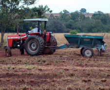 Aplicação do lodo em lavoura de Santa Fé, na Região Noroeste. Foto: Divulgação/Sanepar