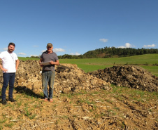 Agrônomo Rebert, da Sanepar, e produtor Aristeu Franco, de Balsa Nova.Foto: Divulgação/Sanepar
