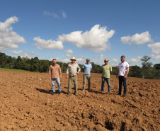Técnico Rosala Hakim e agrônomo Rebert com produtores da Lapa.Foto: Divulgação/Sanepar