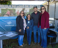 Sandra, da Sanepar, em feira de agricultores realizada em Sabáudia.