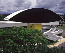 O Museu Oscar Niemeyer apresenta neste domingo (4) uma programação especial preparada pela equipe do Educativo. Das 11h às 14h, acontecerá a oficina de máscaras, que ensinará a técnica de produção tridimensional. Em seguida, às 14h30, a oficina será de noções de gravura com materiais alternativos.
