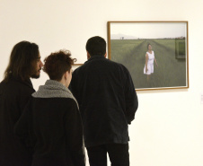 O programa Arte para Maiores, realizado pelo Museu Oscar Niemeyer para o público com mais de 60 anos, terá colaboração do Museu de Arte Contemporânea do Paraná (MAC-PR) em agosto. A visita mediada que acontece na próxima terça-feira (06) será à exposição Estamos aqui!, em cartaz no MAC-PR, que funciona nas salas 8 e 9 do MON enquanto sua sede passa por reforma..Foto: Kraw Penas/SECC