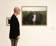 O programa Arte para Maiores, realizado pelo Museu Oscar Niemeyer para o público com mais de 60 anos, terá colaboração do Museu de Arte Contemporânea do Paraná (MAC-PR) em agosto. A visita mediada que acontece na próxima terça-feira (06) será à exposição Estamos aqui!, em cartaz no MAC-PR, que funciona nas salas 8 e 9 do MON enquanto sua sede passa por reforma.Foto: Kraw Penas/SECC