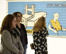 O programa Arte para Maiores, realizado pelo Museu Oscar Niemeyer para o público com mais de 60 anos, terá colaboração do Museu de Arte Contemporânea do Paraná (MAC-PR) em agosto. A visita mediada que acontece na próxima terça-feira (06) será à exposição Estamos aqui!, em cartaz no MAC-PR, que funciona nas salas 8 e 9 do MON enquanto sua sede passa por reforma..Foto: Kraw Penas/SECC