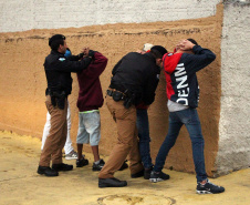 Curitiba, 02 de agosto de 2019.  Polícia Militar deflagra Operação 100 com mais de 500 policiais e 165 viaturas em Curitiba. Foto: Polciais Militares realizam abordagem a pessoas durante a Operação. 