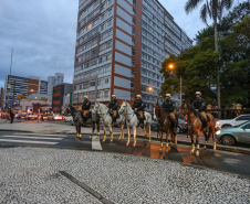 A Polícia Militar do Paraná (PM-PR) iniciou uma mega-operação (Operação 100) em Curitiba  e Região Metropolitana nesta sexta-feira (2). São 165 viaturas, 550 policiais militares de todos os batalhões espalhados pelos municípios com auxílio de motocicletas, cães, cavalos e helicóptero.  Curitiba, 02/08/2019 -  Foto: Geraldo Bubniak/ANPr