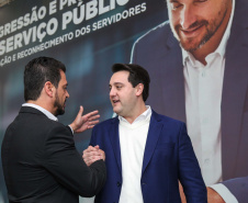 O governador Carlos Massa Ratinho Junior assina nesta segunda-feira (05), promoções e progressões da Administração Indireta: DETRAN, ADAPAR, IAPAR, EMATER, PGE, CRE, AGEPAR e Advogados do Estado. O ato acontece no Palácio Iguaçu.Curitiba, 05/08/2019