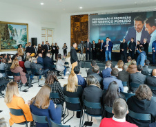 O governador Carlos Massa Ratinho Junior assina nesta segunda-feira (05), promoções e progressões da Administração Indireta: DETRAN, ADAPAR, IAPAR, EMATER, PGE, CRE, AGEPAR e Advogados do Estado. O ato acontece no Palácio Iguaçu.Curitiba, 05/08/2019