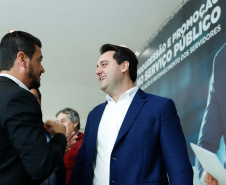 O governador Carlos Massa Ratinho Junior assina nesta segunda-feira (05), promoções e progressões da Administração Indireta: DETRAN, ADAPAR, IAPAR, EMATER, PGE, CRE, AGEPAR e Advogados do Estado. O ato acontece no Palácio Iguaçu.Curitiba, 05/08/2019