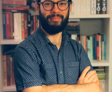 A Biblioteca Pública do Paraná promove entre 21 e 23 de agosto uma oficina de contos com o escritor e editor potiguar Estevão Azevedo. As aulas acontecem das 14h às 17h, com inscrições gratuitas por meio do formulário disponível aqui. Para concorrer a uma das 15 vagas o interessado deve enviar uma narrativa de duas páginas até 14 de agosto. Foto: Divulgação/BPP