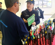 Mais uma edição do Porto em Ação aconteceu nesta segunda-feira (05) no Porto de Paranaguá. O projeto leva serviços gratuitos aos caminhoneiros que esperam no Pátio de Triagem. Foram ofertadas palestras sobre trânsito e ações em saúde, como verificação de pressão arterial e glicemia, vacinação contra hepatite B, tétano, sarampo e febre amarela, além de corte de cabelo e outros serviços. Foto: Portos do Paraná