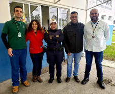 Mais uma edição do Porto em Ação aconteceu nesta segunda-feira (05) no Porto de Paranaguá. O projeto leva serviços gratuitos aos caminhoneiros que esperam no Pátio de Triagem. Foram ofertadas palestras sobre trânsito e ações em saúde, como verificação de pressão arterial e glicemia, vacinação contra hepatite B, tétano, sarampo e febre amarela, além de corte de cabelo e outros serviços. Foto: Portos do Paraná
