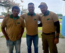Mais uma edição do Porto em Ação aconteceu nesta segunda-feira (05) no Porto de Paranaguá. O projeto leva serviços gratuitos aos caminhoneiros que esperam no Pátio de Triagem. Foram ofertadas palestras sobre trânsito e ações em saúde, como verificação de pressão arterial e glicemia, vacinação contra hepatite B, tétano, sarampo e febre amarela, além de corte de cabelo e outros serviços. Foto: Portos do Paraná