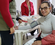 Mais uma edição do Porto em Ação aconteceu nesta segunda-feira (05) no Porto de Paranaguá. O projeto leva serviços gratuitos aos caminhoneiros que esperam no Pátio de Triagem. Foram ofertadas palestras sobre trânsito e ações em saúde, como verificação de pressão arterial e glicemia, vacinação contra hepatite B, tétano, sarampo e febre amarela, além de corte de cabelo e outros serviços. Foto: Portos do Paraná