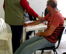 Mais uma edição do Porto em Ação aconteceu nesta segunda-feira (05) no Porto de Paranaguá. O projeto leva serviços gratuitos aos caminhoneiros que esperam no Pátio de Triagem. Foram ofertadas palestras sobre trânsito e ações em saúde, como verificação de pressão arterial e glicemia, vacinação contra hepatite B, tétano, sarampo e febre amarela, além de corte de cabelo e outros serviços. Foto: Portos do Paraná