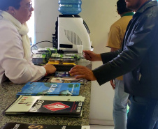 Mais uma edição do Porto em Ação aconteceu nesta segunda-feira (05) no Porto de Paranaguá. O projeto leva serviços gratuitos aos caminhoneiros que esperam no Pátio de Triagem. Foram ofertadas palestras sobre trânsito e ações em saúde, como verificação de pressão arterial e glicemia, vacinação contra hepatite B, tétano, sarampo e febre amarela, além de corte de cabelo e outros serviços. Foto: Portos do Paraná