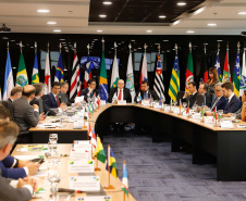 O governador Carlos Massa Ratinho Junior voltou a defender a inclusão de Estados e municípios na reforma da Previdência durante o VI Fórum dos Governadores, em Brasília, nesta terça-feira (6). Os chefes do Poder Executivo se comprometeram a declarar apoio formal à inclusão dos Estados, do Distrito Federal e dos municípios nas mesmas regras impostas aos servidores da União.

