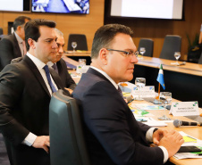 O governador Carlos Massa Ratinho Junior voltou a defender a inclusão de Estados e municípios na reforma da Previdência durante o VI Fórum dos Governadores, em Brasília, nesta terça-feira (6). Os chefes do Poder Executivo se comprometeram a declarar apoio formal à inclusão dos Estados, do Distrito Federal e dos municípios nas mesmas regras impostas aos servidores da União.

