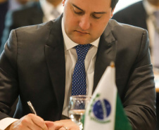 O governador Carlos Massa Ratinho Junior voltou a defender a inclusão de Estados e municípios na reforma da Previdência durante o VI Fórum dos Governadores, em Brasília, nesta terça-feira (6). Os chefes do Poder Executivo se comprometeram a declarar apoio formal à inclusão dos Estados, do Distrito Federal e dos municípios nas mesmas regras impostas aos servidores da União.

