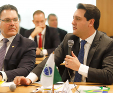 O governador Carlos Massa Ratinho Junior voltou a defender a inclusão de Estados e municípios na reforma da Previdência durante o VI Fórum dos Governadores, em Brasília, nesta terça-feira (6). Os chefes do Poder Executivo se comprometeram a declarar apoio formal à inclusão dos Estados, do Distrito Federal e dos municípios nas mesmas regras impostas aos servidores da União.

