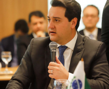 O governador Carlos Massa Ratinho Junior voltou a defender a inclusão de Estados e municípios na reforma da Previdência durante o VI Fórum dos Governadores, em Brasília, nesta terça-feira (6). Os chefes do Poder Executivo se comprometeram a declarar apoio formal à inclusão dos Estados, do Distrito Federal e dos municípios nas mesmas regras impostas aos servidores da União.

