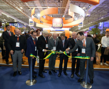 O vice-governador Darci Piana participou nesta terça-feira (8), em São Paulo, da abertura do 29º Congresso e ExpoFenabrave, o maior evento do segmento de distribuição de veículos da América Latina e o segundo maior do mundo. A feira, promovida pela Federação Nacional da Distribuição de Veículos Automotores (Fenabrave), contou com a presença do presidente Jair Bolsonaro. Foto: Divulgação/Vice-governadoria