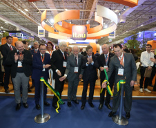 O vice-governador Darci Piana participou nesta terça-feira (8), em São Paulo, da abertura do 29º Congresso e ExpoFenabrave, o maior evento do segmento de distribuição de veículos da América Latina e o segundo maior do mundo. A feira, promovida pela Federação Nacional da Distribuição de Veículos Automotores (Fenabrave), contou com a presença do presidente Jair Bolsonaro. Foto: Divulgação/Vice-governadoria