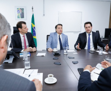 O governador Carlos Massa Ratinho Junior e o secretário nacional de Aviação Civil, Ronei Glanzmann, anunciaram nesta terça-feira (6), em Brasília, que a ampliação da pista do Aeroporto Internacional de Foz do Iguaçu (Cataratas) será feita antes da concessão para a iniciativa privada.