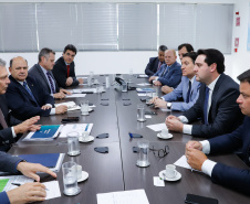 O governador Carlos Massa Ratinho Junior e o secretário nacional de Aviação Civil, Ronei Glanzmann, anunciaram nesta terça-feira (6), em Brasília, que a ampliação da pista do Aeroporto Internacional de Foz do Iguaçu (Cataratas) será feita antes da concessão para a iniciativa privada.
