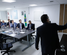 O governador Carlos Massa Ratinho Junior e o secretário nacional de Aviação Civil, Ronei Glanzmann, anunciaram nesta terça-feira (6), em Brasília, que a ampliação da pista do Aeroporto Internacional de Foz do Iguaçu (Cataratas) será feita antes da concessão para a iniciativa privada.