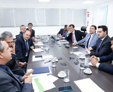 O governador Carlos Massa Ratinho Junior e o secretário nacional de Aviação Civil, Ronei Glanzmann, anunciaram nesta terça-feira (6), em Brasília, que a ampliação da pista do Aeroporto Internacional de Foz do Iguaçu (Cataratas) será feita antes da concessão para a iniciativa privada.