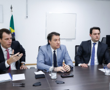 O governador Carlos Massa Ratinho Junior e o secretário nacional de Aviação Civil, Ronei Glanzmann, anunciaram nesta terça-feira (6), em Brasília, que a ampliação da pista do Aeroporto Internacional de Foz do Iguaçu (Cataratas) será feita antes da concessão para a iniciativa privada.