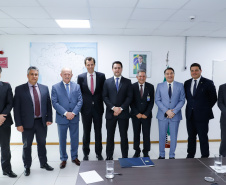 O governador Carlos Massa Ratinho Junior e o secretário nacional de Aviação Civil, Ronei Glanzmann, anunciaram nesta terça-feira (6), em Brasília, que a ampliação da pista do Aeroporto Internacional de Foz do Iguaçu (Cataratas) será feita antes da concessão para a iniciativa privada.