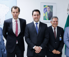 O governador Carlos Massa Ratinho Junior e o secretário nacional de Aviação Civil, Ronei Glanzmann, anunciaram nesta terça-feira (6), em Brasília, que a ampliação da pista do Aeroporto Internacional de Foz do Iguaçu (Cataratas) será feita antes da concessão para a iniciativa privada.