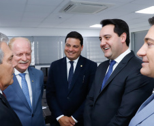 O governador Carlos Massa Ratinho Junior e o secretário nacional de Aviação Civil, Ronei Glanzmann, anunciaram nesta terça-feira (6), em Brasília, que a ampliação da pista do Aeroporto Internacional de Foz do Iguaçu (Cataratas) será feita antes da concessão para a iniciativa privada.